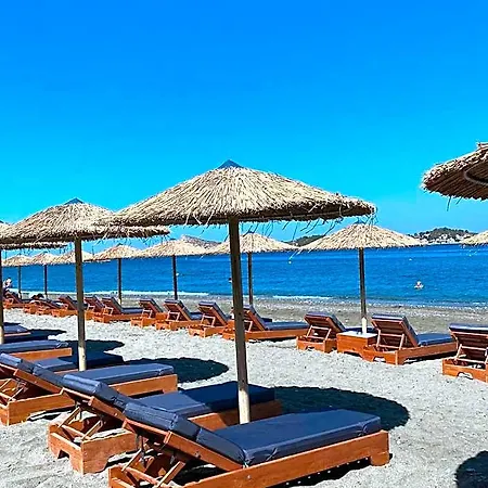 Plaza Vathis